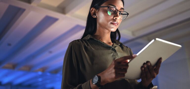 /bynder-asset/bynder:783ABFF2-551A-403C-8F8E32A7945AB976/Landscape_MD/COLOUR-IMAGE_dark-haired-woman-wearing-glasses-with-tablet-in-hand_apr26.jpg?1777546594000