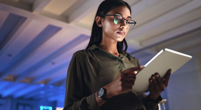 COLOUR-IMAGE_dark-haired-woman-wearing-glasses-with-tablet-in-hand_apr26
