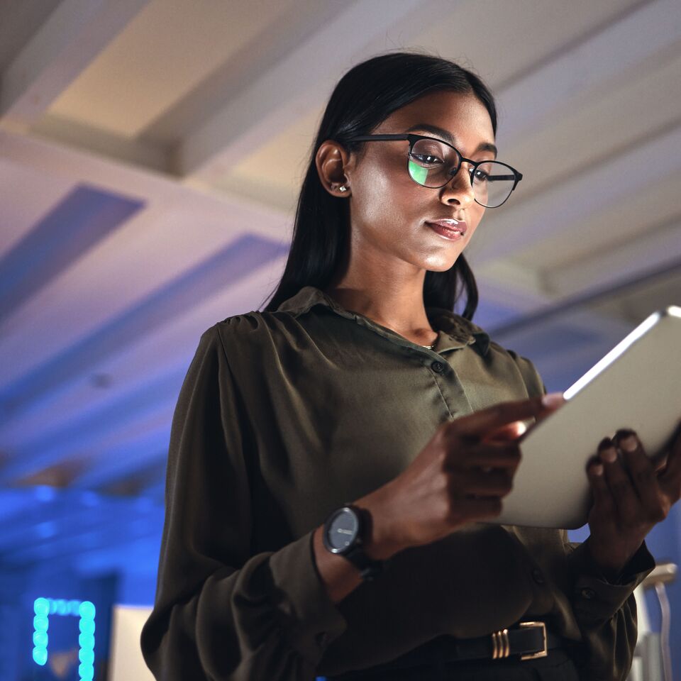 COLOUR-IMAGE_dark-haired-woman-wearing-glasses-with-tablet-in-hand_apr26