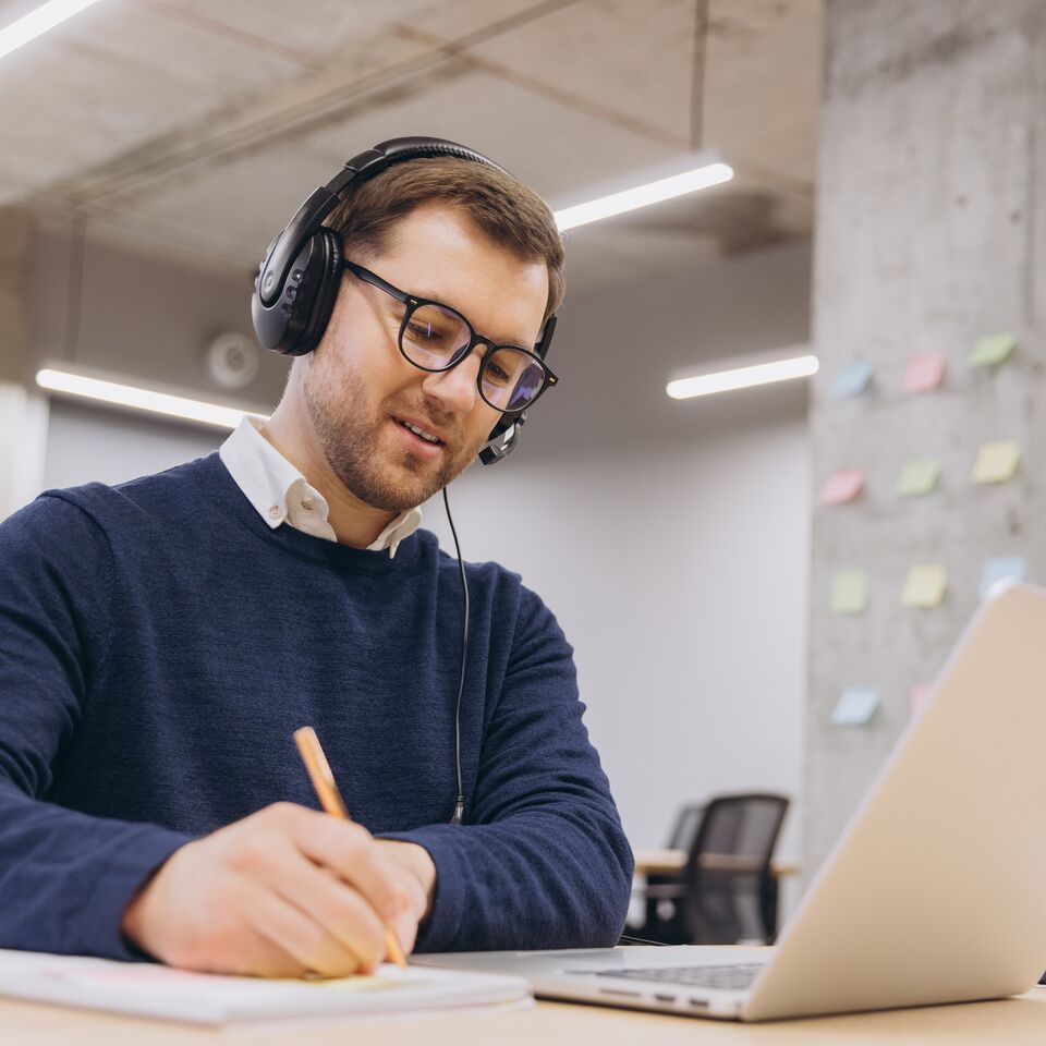 COLOUR-IMAGE_man-headset-laptop_feb26