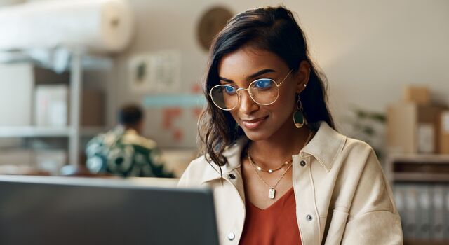 COLOUR-IMAGE_Woman_business-reading-laptop-work_july26