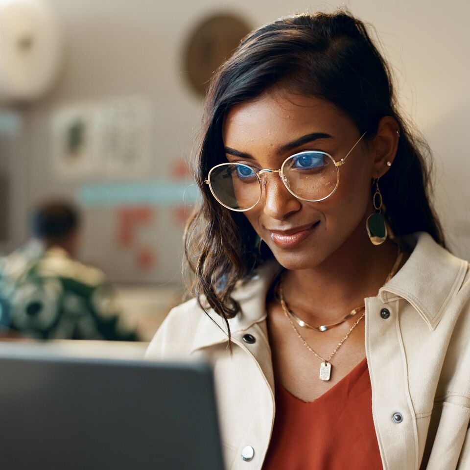 COLOUR-IMAGE_Woman_business-reading-laptop-work_july26