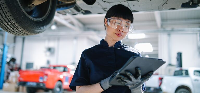 /bynder-asset/bynder:7B9700F2-4BBE-48A2-9B2FE889319CF6A5/Landscape_MD/COLOUR-IMAGE_automotive-female-engineer-looking-at-tablet-in-large-industrial-mechanic-workshop_sep26.jpg?1789129814000