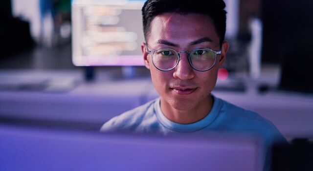 COLOUR-IMAGE_man-technology-career_mar26