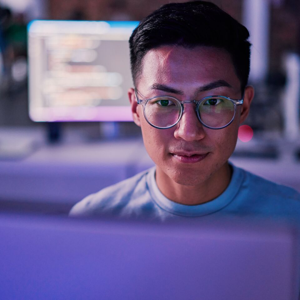 COLOUR-IMAGE_man-technology-career_mar26