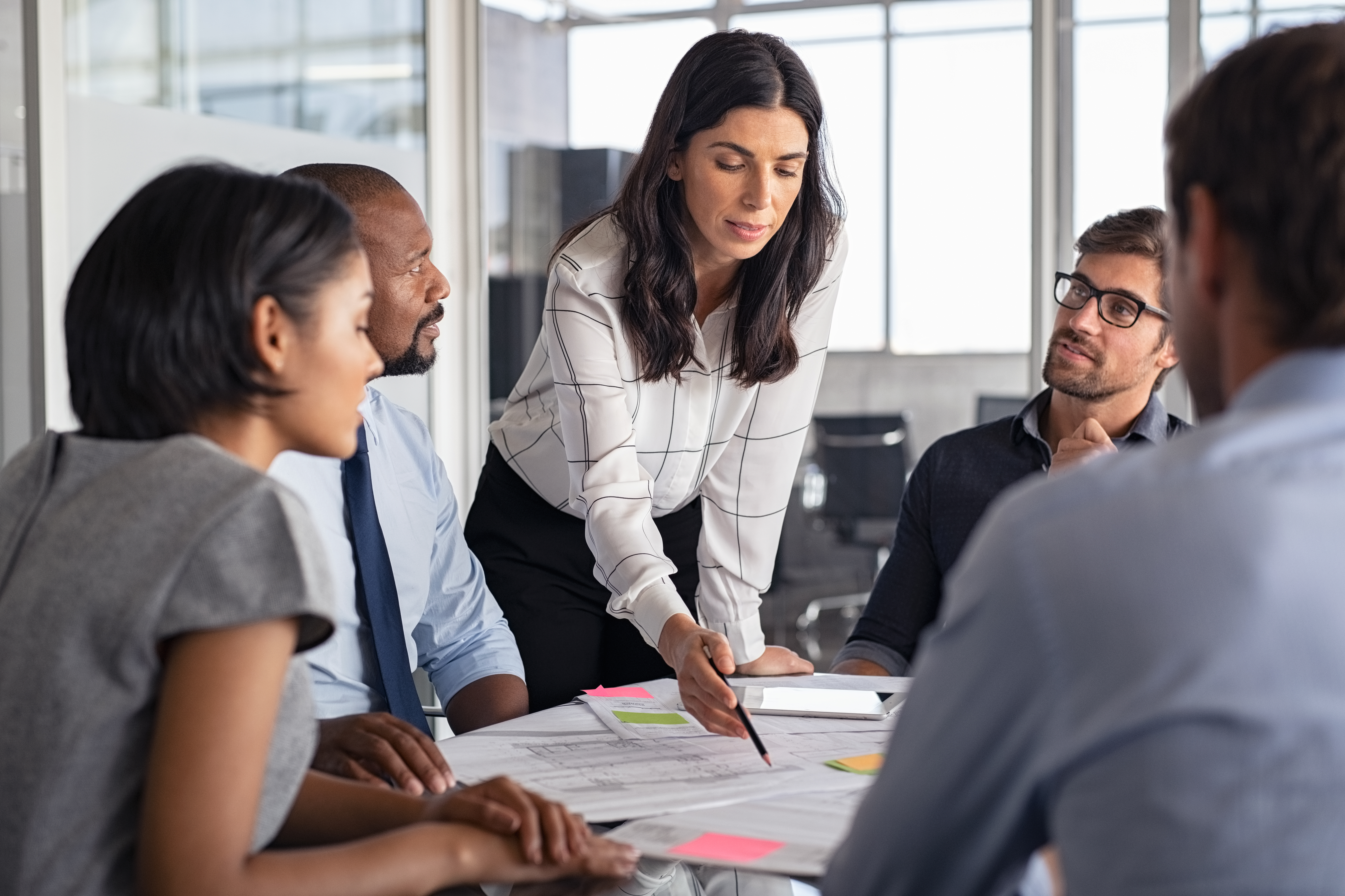 COLOUR-IMAGE_woman-leading-team-meeting_jul26
