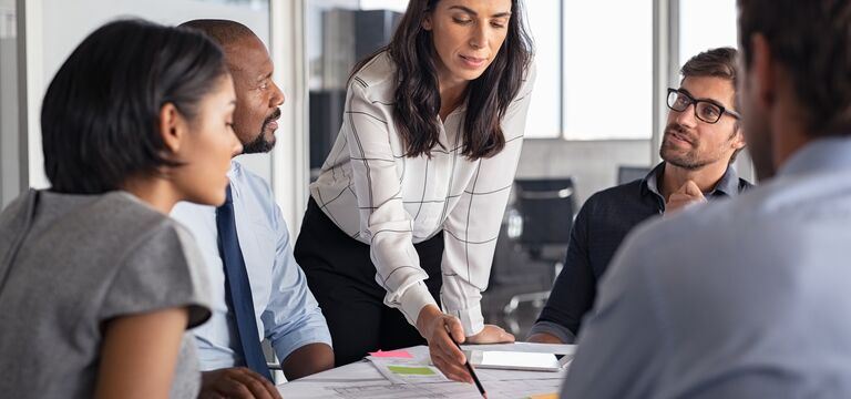 /bynder-asset/bynder:7C4DAF23-D821-4869-B283AD393C497214/Landscape_MD/COLOUR-IMAGE_woman-leading-team-meeting_jul26.jpg?1782917097000