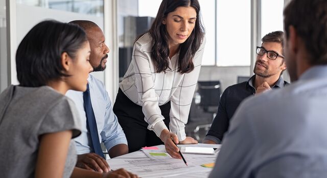 COLOUR-IMAGE_woman-leading-team-meeting_jul26