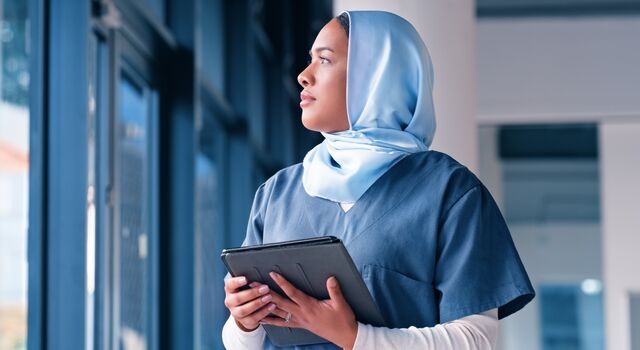 COLOUR-IMAGE_middle-eastern-nurse-ipad