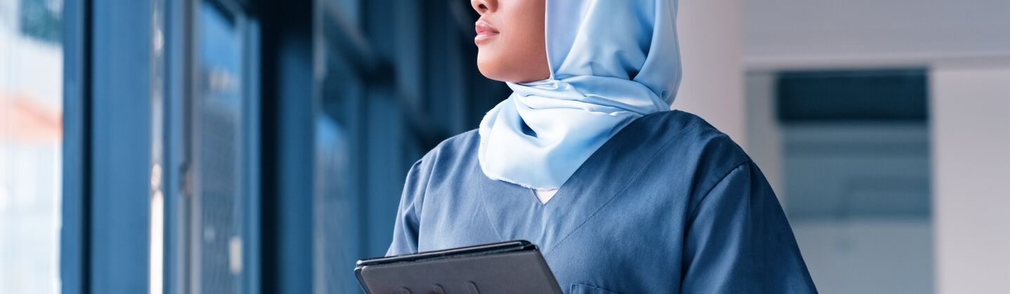 COLOUR-IMAGE_middle-eastern-nurse-ipad