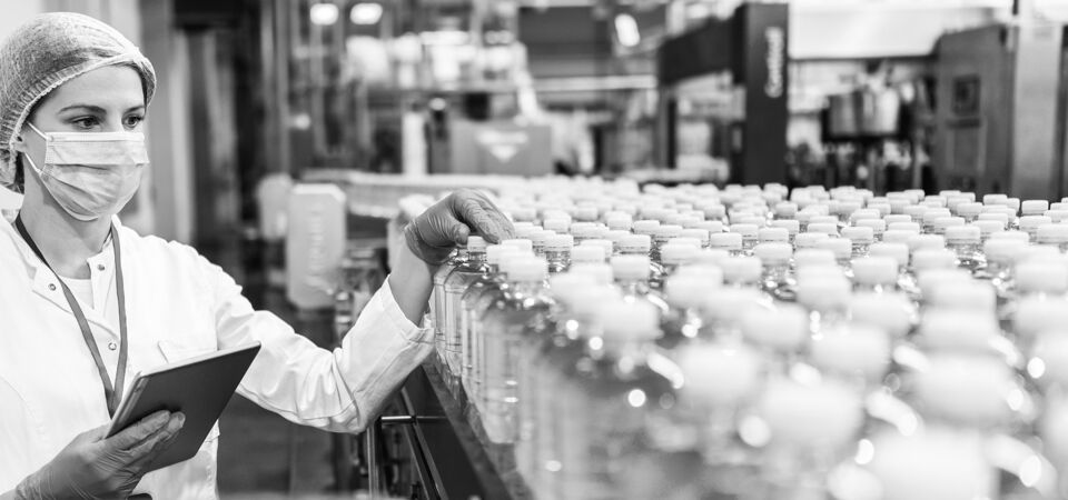 /bynder-asset/bynder:7F7CC48C-8C0A-4081-B660B2B0FD07A199/Landscape_LG/SINGLE-IMAGE_woman-with-tablet-checking-bottles-on-conveyor_nov23.png?1749636687000