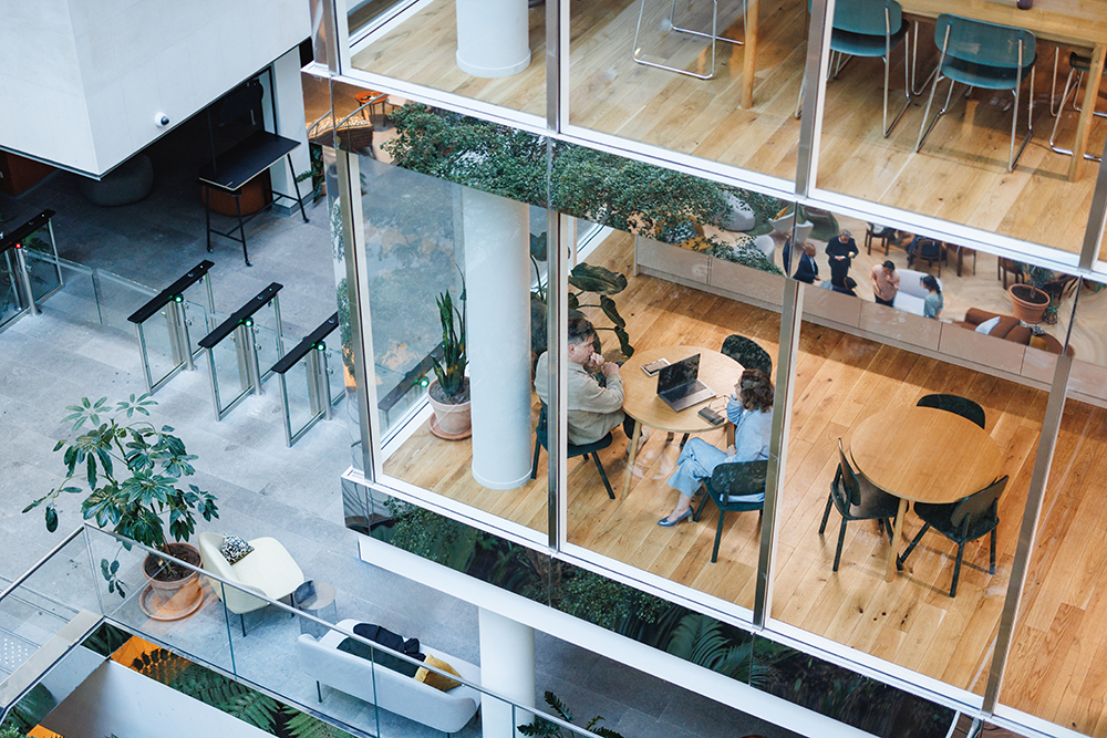 COLOUR-IMAGE_people-office-building-outdoors_mar26