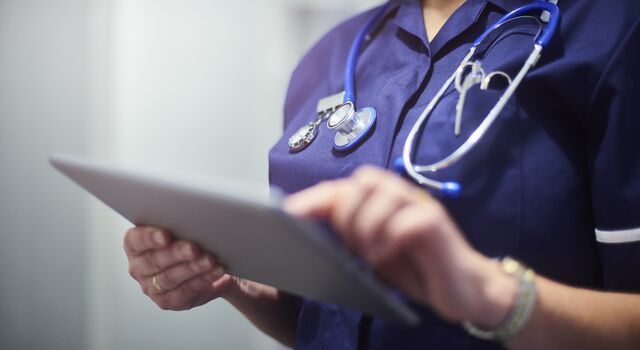 COLOUR-IMAGE_Nurse_using_digital_tablet_June26