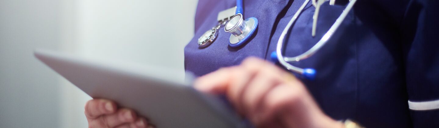 COLOUR-IMAGE_Nurse_using_digital_tablet_June26