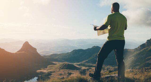 COLOUR-IMAGE_mountain-walker-navigating_feb26