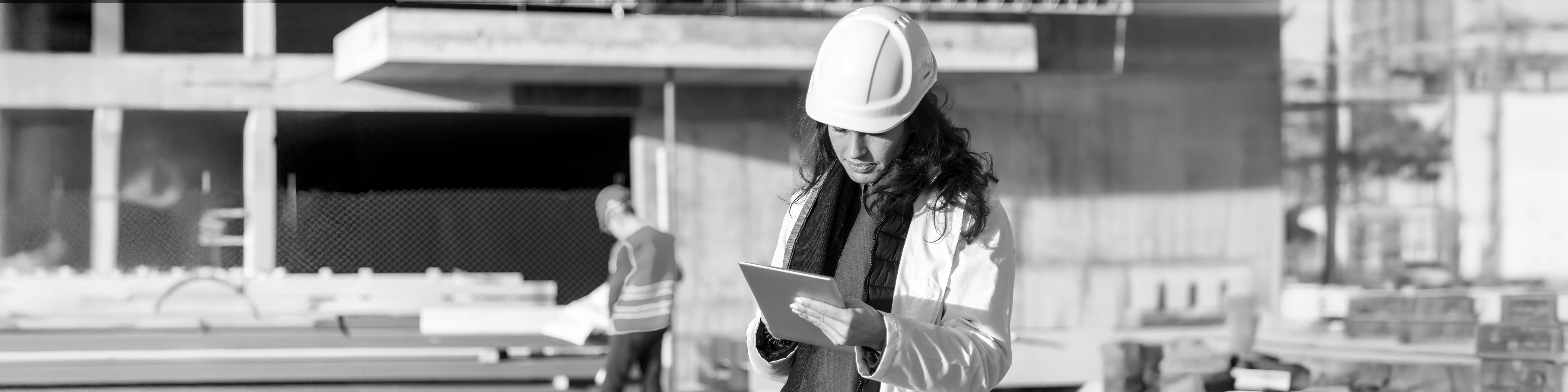 SINGLE-IMAGE_women-construction-manager-using-tablet_jan25