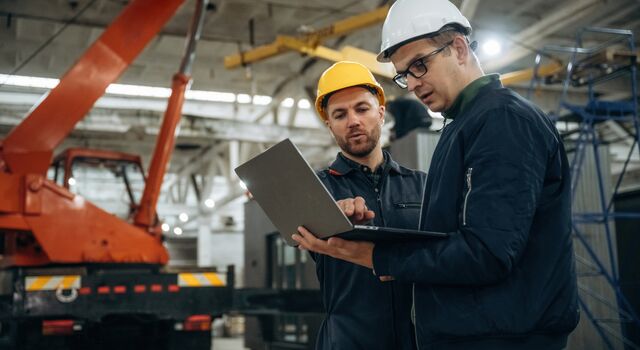 COLOUR-IMAGE_men-warehouse-laptop_JUL26