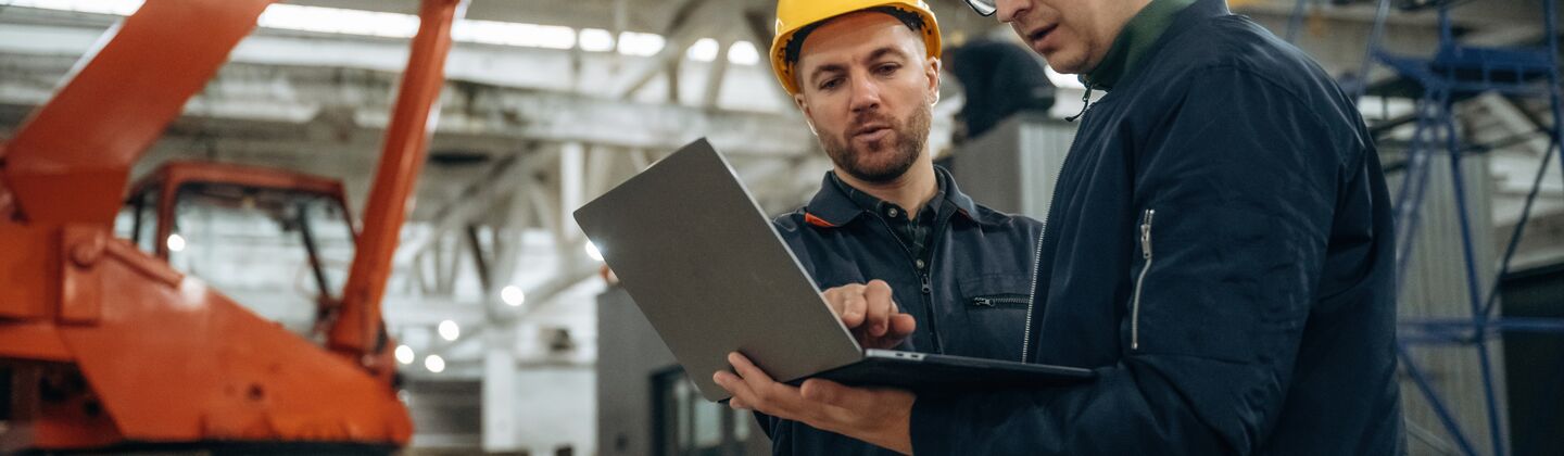 COLOUR-IMAGE_men-warehouse-laptop_JUL26