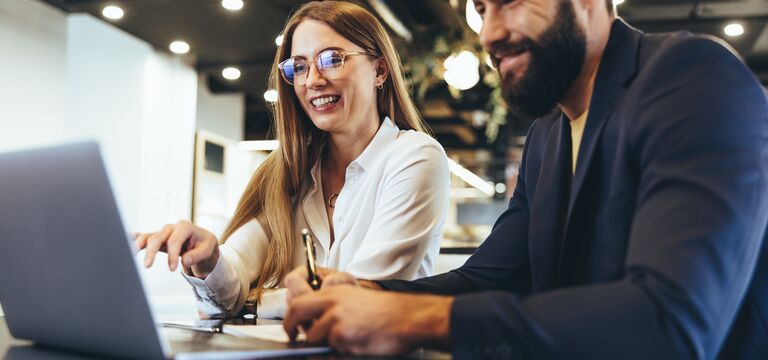 /bynder-asset/bynder:8B319D2F-FCCE-46BC-AD8F717959B3E48D/Landscape_MD/COLOUR-IMAGE_woman-man-laptop-device-office-collaboration_mar26.jpg?1773752986000