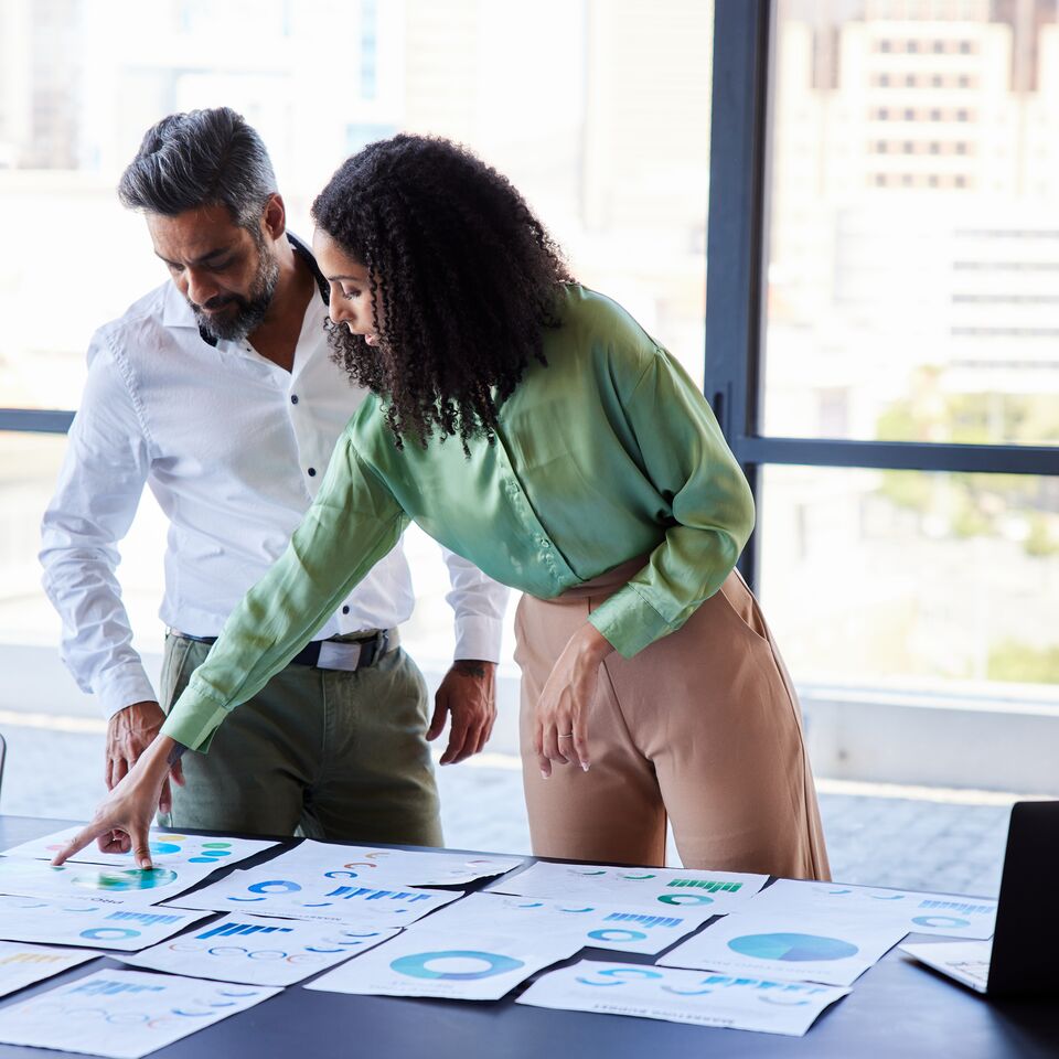 COLOUR-IMAGE_man-and-woman-office_feb26