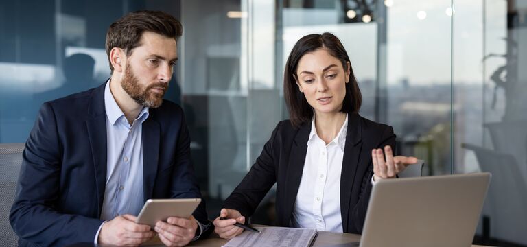 /bynder-asset/bynder:94F156EC-64AB-49C9-B12AB24F830E5AA0/Landscape_MD/COLOUR-IMAGE_man-and-woman-looking-at-laptop-screen-and-discussing_jul26.jpg?1782917093000