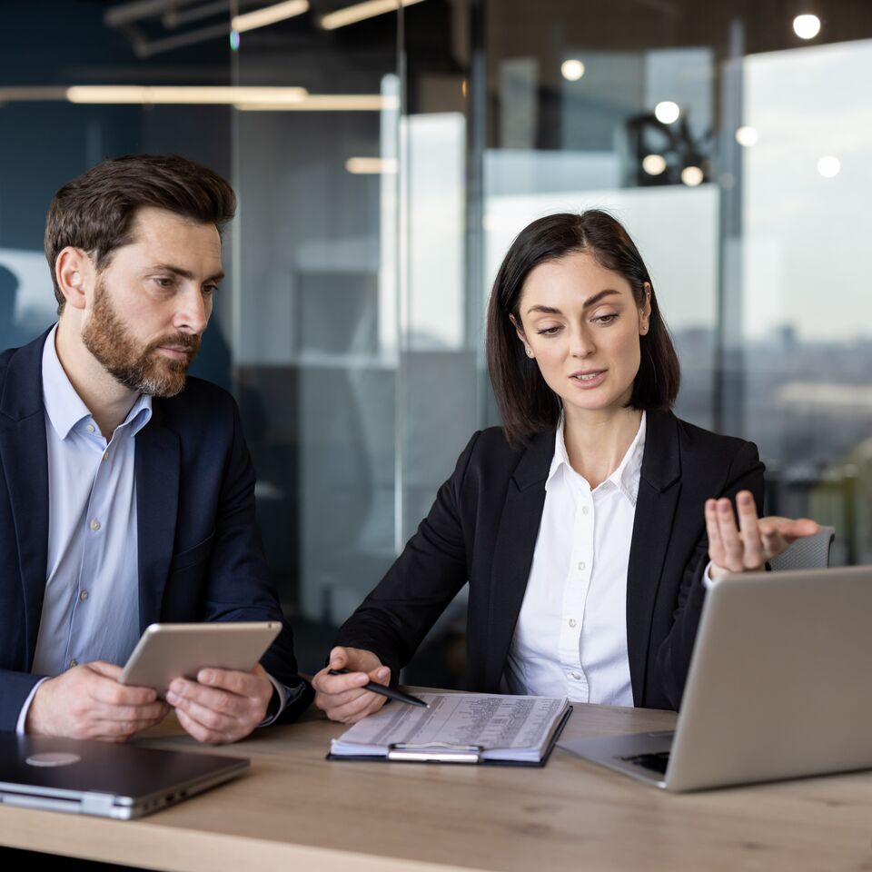 COLOUR-IMAGE_man-and-woman-looking-at-laptop-screen-and-discussing_jul26