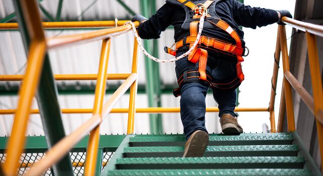 COLOUR-IMAGE_construction-worker-climbing_feb26