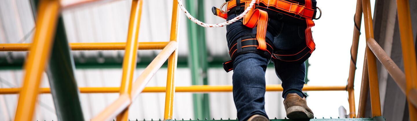 COLOUR-IMAGE_construction-worker-climbing_feb26