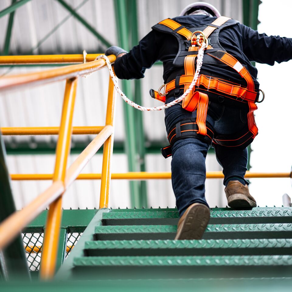 COLOUR-IMAGE_construction-worker-climbing_feb26