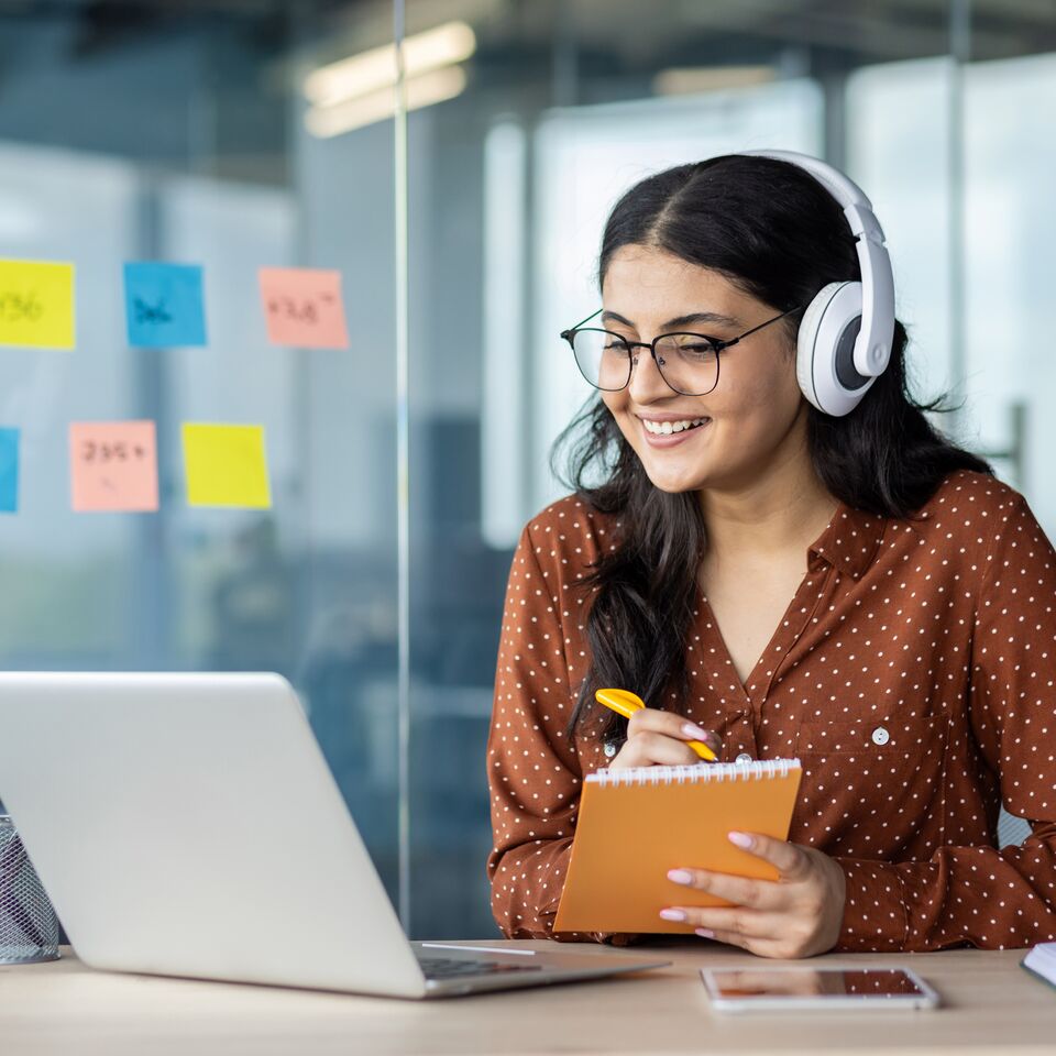 COLOUR-IMAGE_woman-headset-laptop_feb26