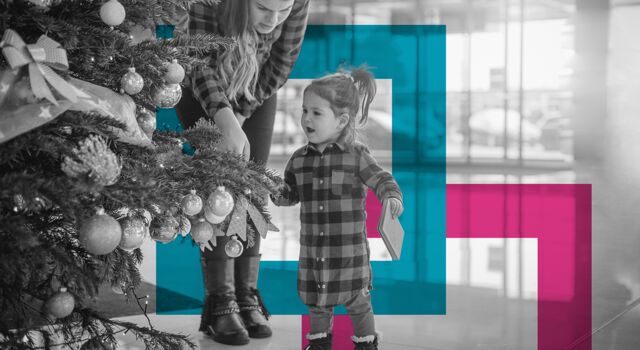 SINGLE-IMAGE_christmas-aviation-airport-family_dec23