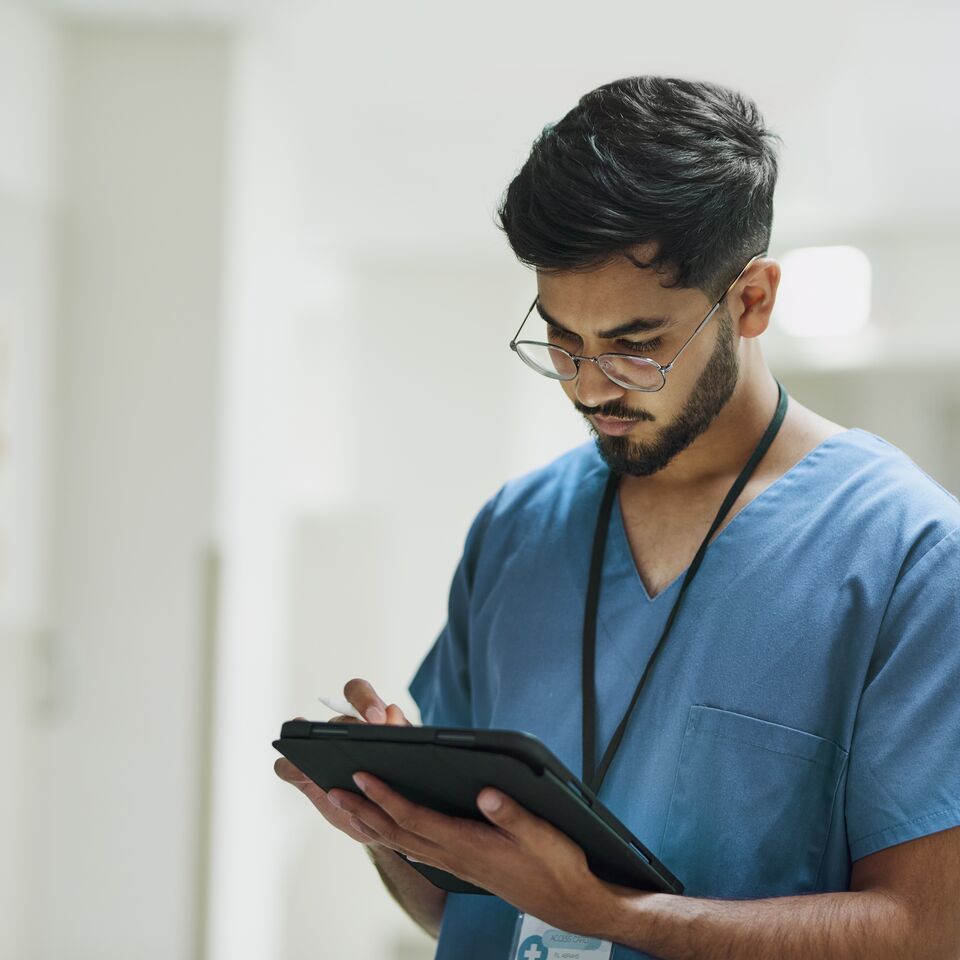 COLOUR-IMAGE_asian-male-nurse-using-tablet_apr26