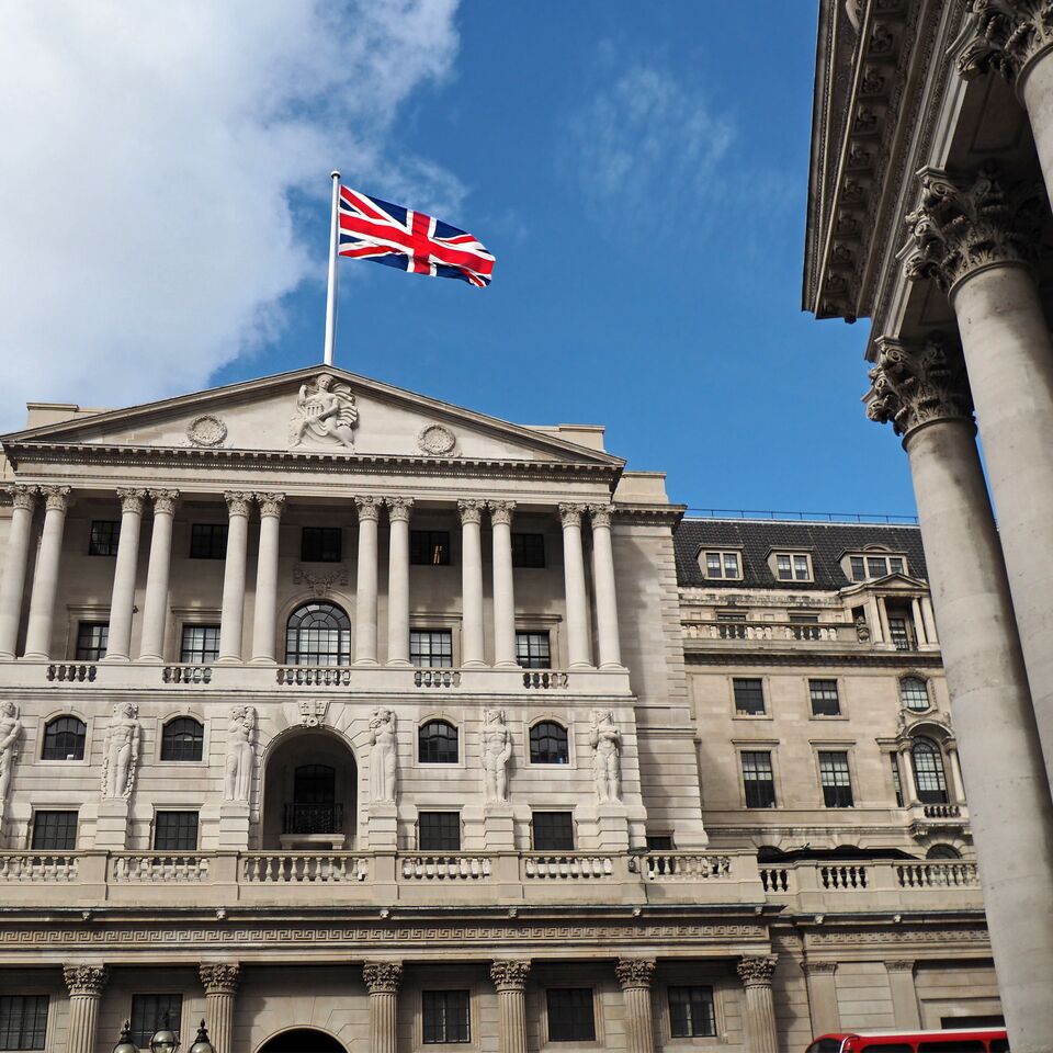 COLOUR-IMAGE_government-building-with-great-britian-flag-at-the-top_feb26