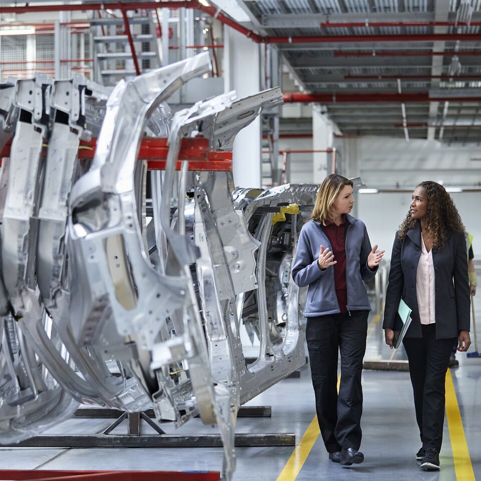 COLOUR-IMAGE_automotive-female-managers-in-automotive-assembly-line-factory_feb26
