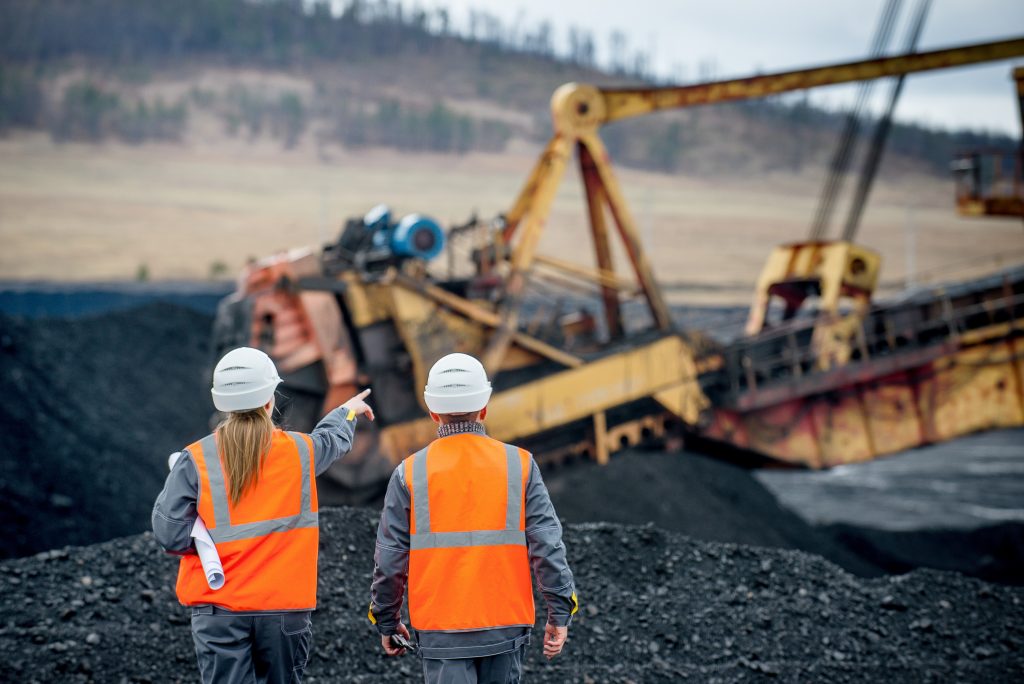 COLOUR-IMAGE_workers-pointing-dragline_JUL26