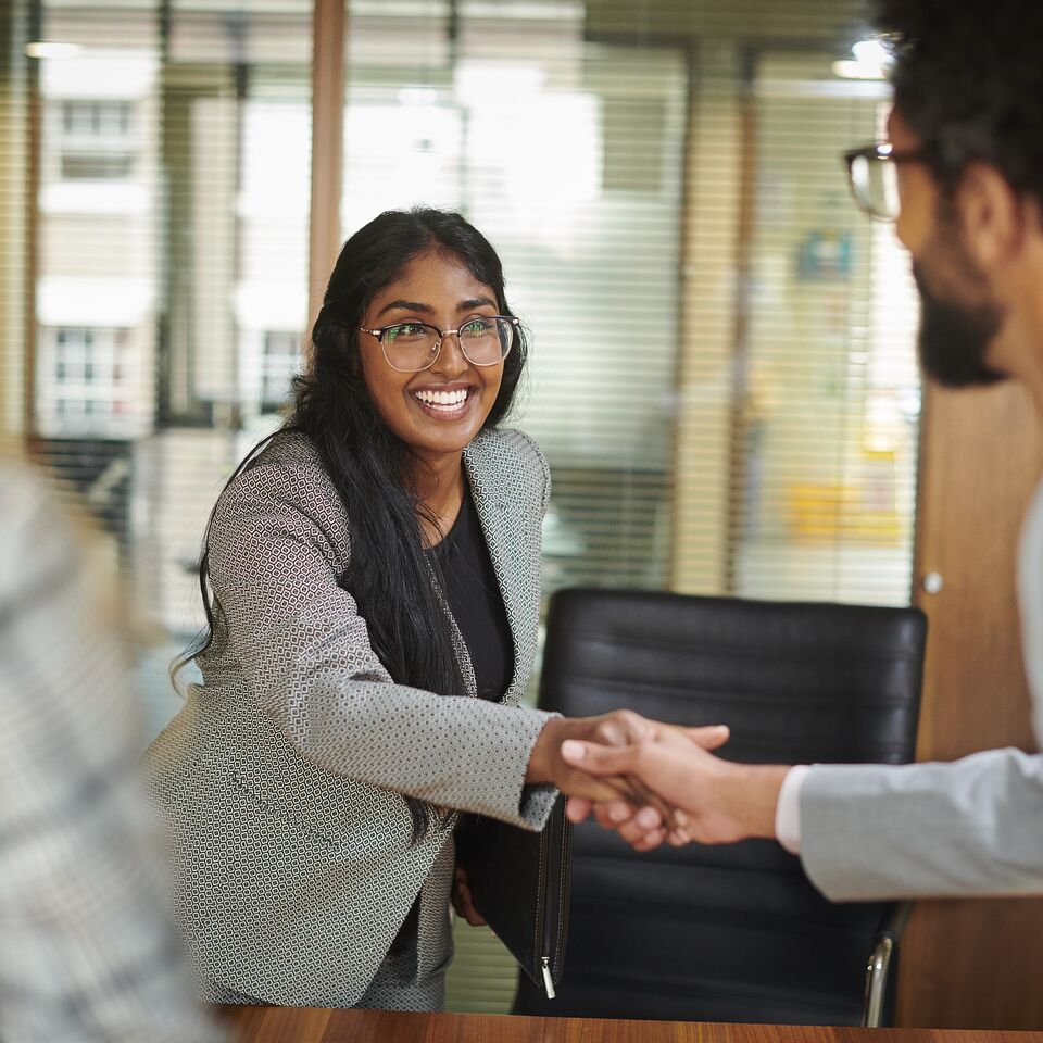 COLOUR-IMAGE_woman-shaking-hands_feb26