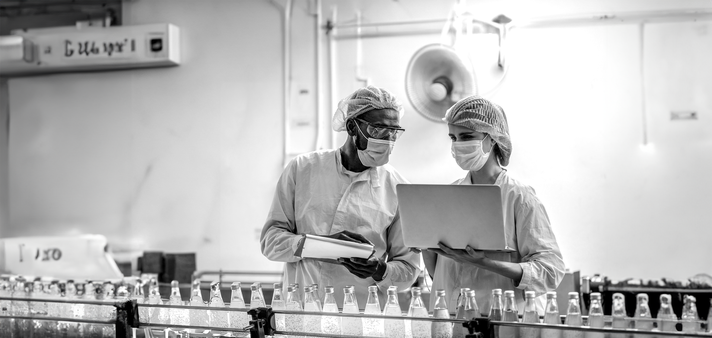 SINGLE-IMAGE_man-and-woman-laptop-quality-inspection-drinks-bottling-line_may24
