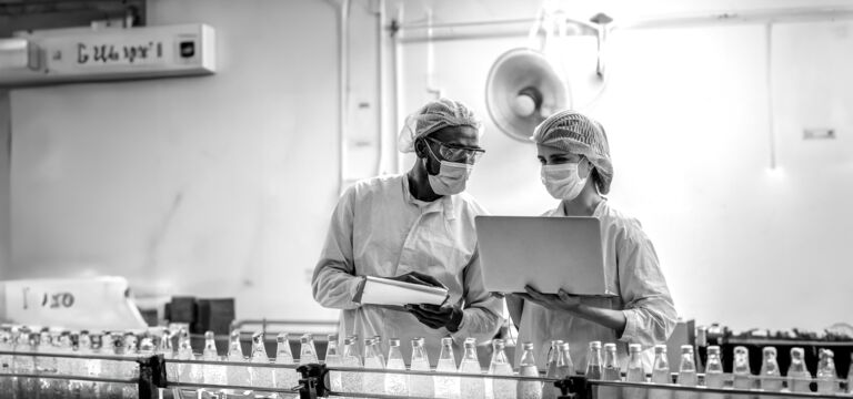 /bynder-asset/bynder:A749694D-8346-4A36-8AB85B006BAECE12/Landscape_MD/SINGLE-IMAGE_man-and-woman-laptop-quality-inspection-drinks-bottling-line_may24.png?1749636788000