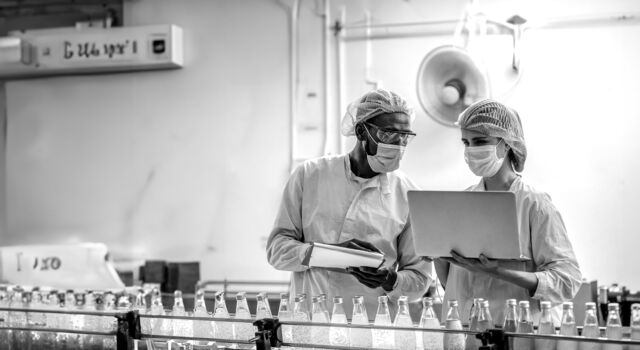 /bynder-asset/bynder:A749694D-8346-4A36-8AB85B006BAECE12/Landscape_SM/SINGLE-IMAGE_man-and-woman-laptop-quality-inspection-drinks-bottling-line_may24.png?1749636788000