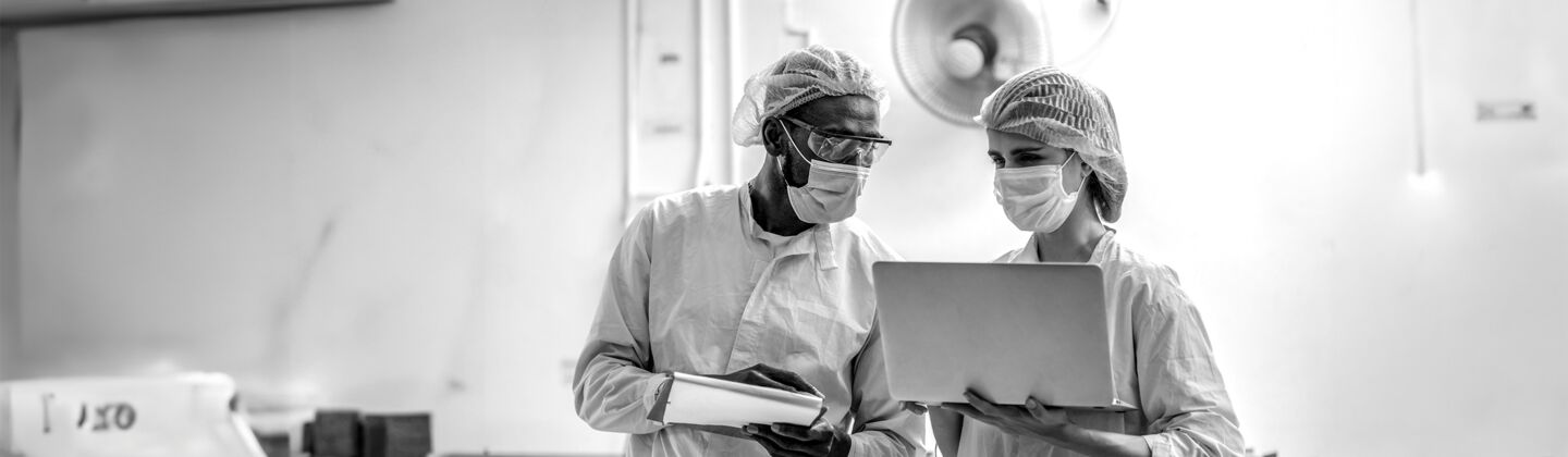 SINGLE-IMAGE_man-and-woman-laptop-quality-inspection-drinks-bottling-line_may24