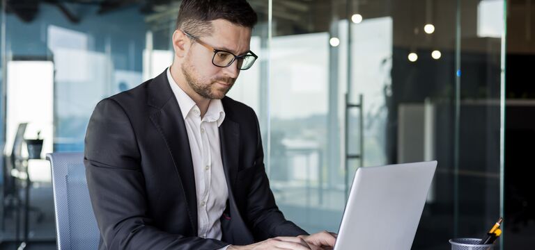 /bynder-asset/bynder:A95C5EC1-7223-4BDA-88A69692B46FB7C1/Landscape_MD/COLOUR-IMAGE_businessman-office-desk-laptop_july26.jpg?1782911748000