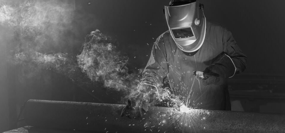 /bynder-asset/bynder:A96FF65A-5977-4994-AE1641FF7153FA1A/Landscape_LG/SINGLE-IMAGE_welder-with-cutting-torch_sept24.png?1749636793000