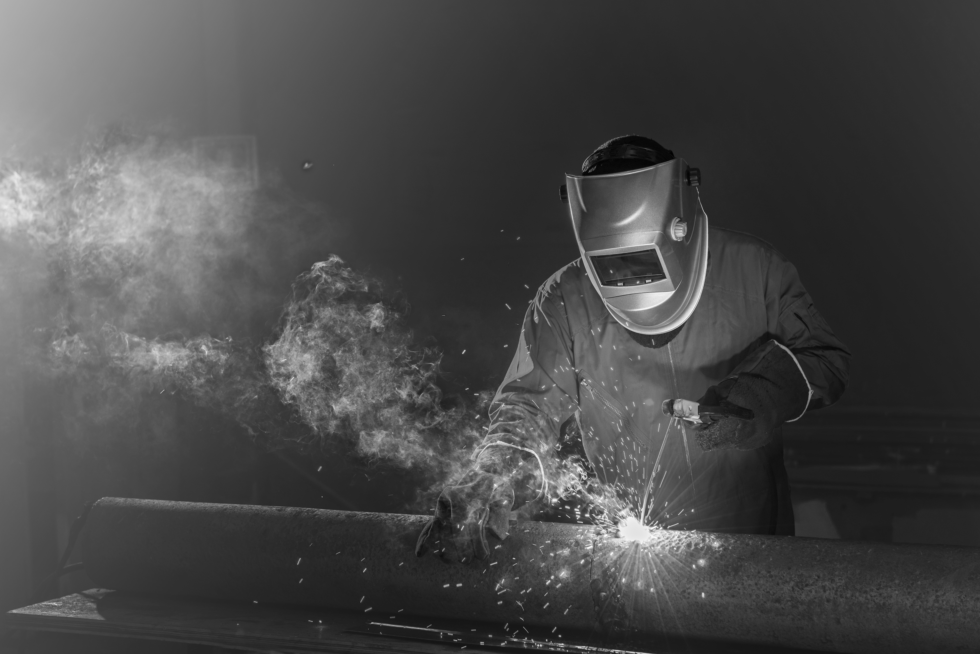/bynder-asset/bynder:A96FF65A-5977-4994-AE1641FF7153FA1A/original/SINGLE-IMAGE_welder-with-cutting-torch_sept24.png?1749636793000