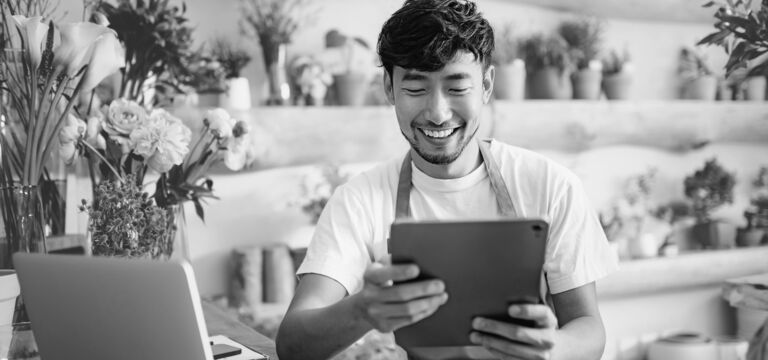 /bynder-asset/bynder:AAA44A6B-60B6-4CE3-986C4FE7E06EABFC/Landscape_MD/SINGLE-IMAGE_flower-shop-owner-checks-tablet_aug25.png?1756212166000