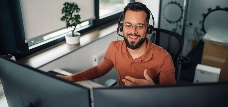 /bynder-asset/bynder:AFD08E93-13A3-4467-9600F099A9CA0681/Landscape_MD/COLOUR-IMAGE_man-with-headset-working-on-dual-screens_jul26.jpg?1782917094000