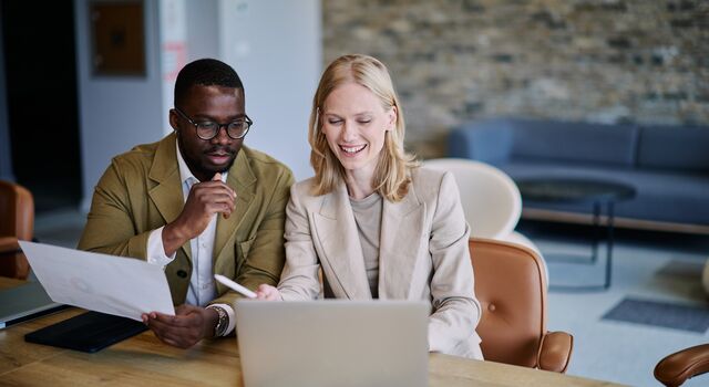 COLOUR-IMAGE_woman-and-man-in-blazers-looking-at-laptop-screen_jul26