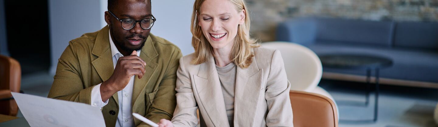 COLOUR-IMAGE_woman-and-man-in-blazers-looking-at-laptop-screen_jul26