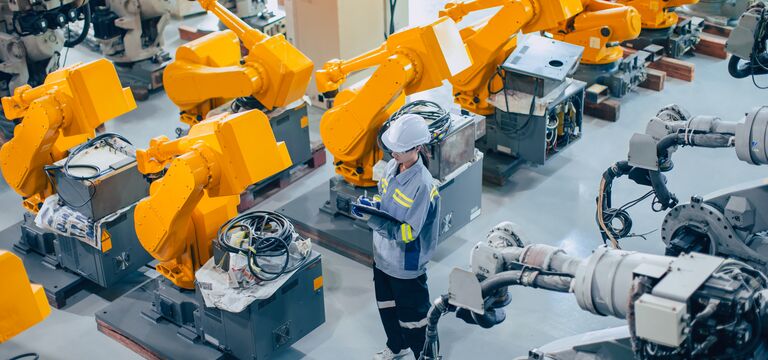 /bynder-asset/bynder:B1DCF014-15BB-49D1-A7D9F9AD036EFB44/Landscape_MD/COLOUR-IMAGE_automotive-engineer-amongst-robotic-workers_sep26.jpg?1789129814000