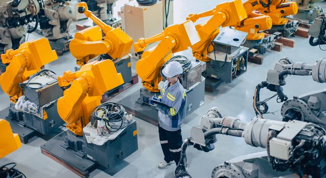 COLOUR-IMAGE_automotive-engineer-amongst-robotic-workers_sep26