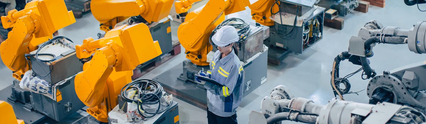 COLOUR-IMAGE_automotive-engineer-amongst-robotic-workers_sep26